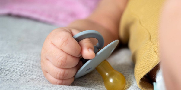 Cómo actuar cuando se cae el chupete al suelo